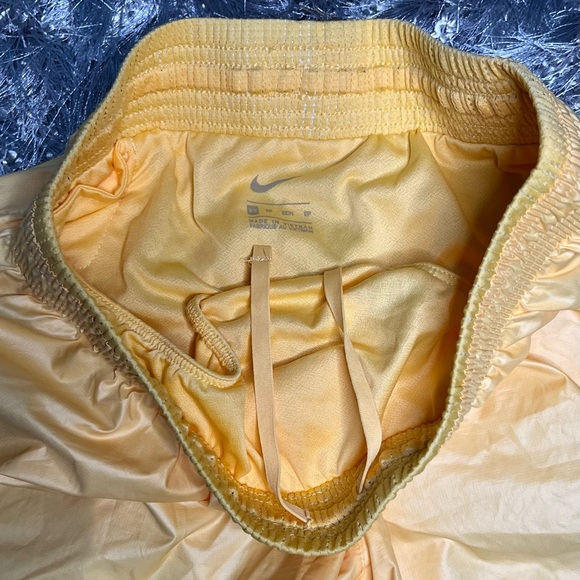 Nike Run Shorts - Picture 2 of 4